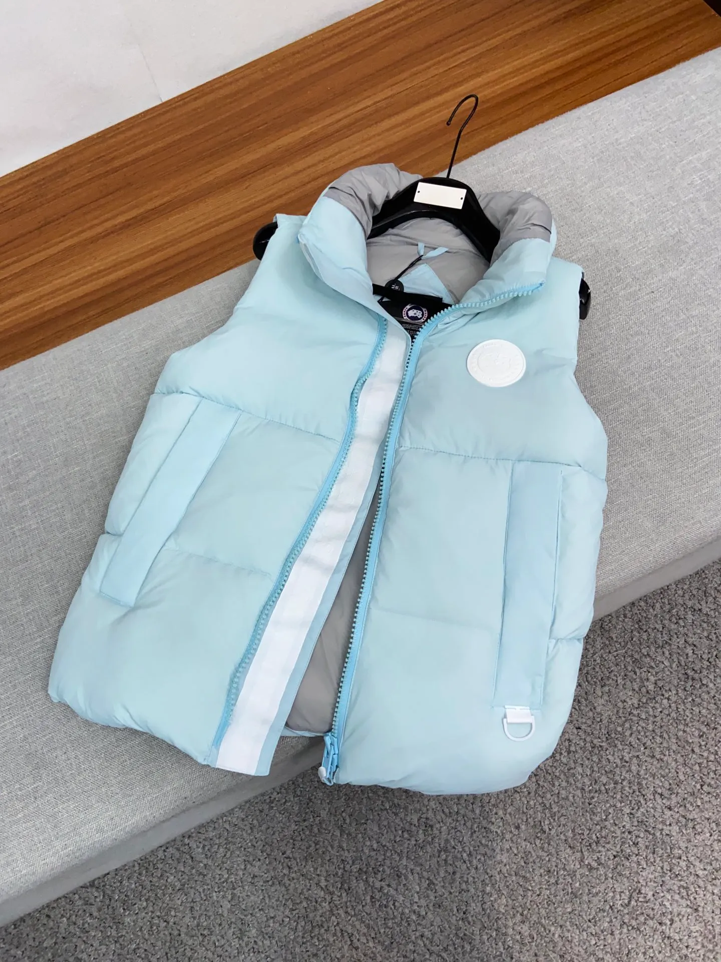 P480 capsule vest original version #𝘾𝘼𝙉𝘼𝘿𝘼 𝙂𝙊𝙊𝙎𝙀/𝙅𝙪𝙣𝙘𝙩𝙞𝙤𝙣 TOP version restore ZP up to 98%‼ ️ CANADA GOOSE/Canada Goose Pastels Pastel Series Everett White Label Vest This versatile Everett vest is a lightweight layering item suitable for wearing in all seasons. It is trimmed in all white and equipped with D-rings for hanging gloves or other daily items when outside. It is ideal for travel and unpredictable weather conditions. The pocket openings and cuff edges are reinforced with CORDURA fabric for durability. The reflective stripes on the back of the collar improve visibility in dim environments, making it the first choice for travel. Size: XS S M L XL XXL Color: Black Melt Water Blue Soft Pink Moonlight Lime